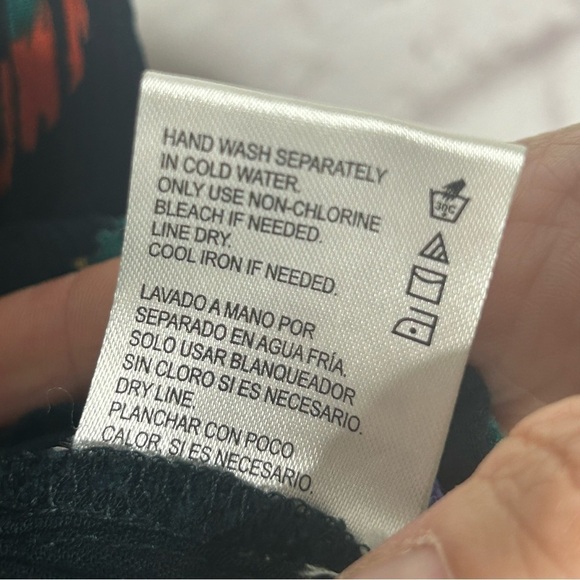 Patrons of Peace Tropical Print Crinkle Sleeveless Top - Picture 10 of 12